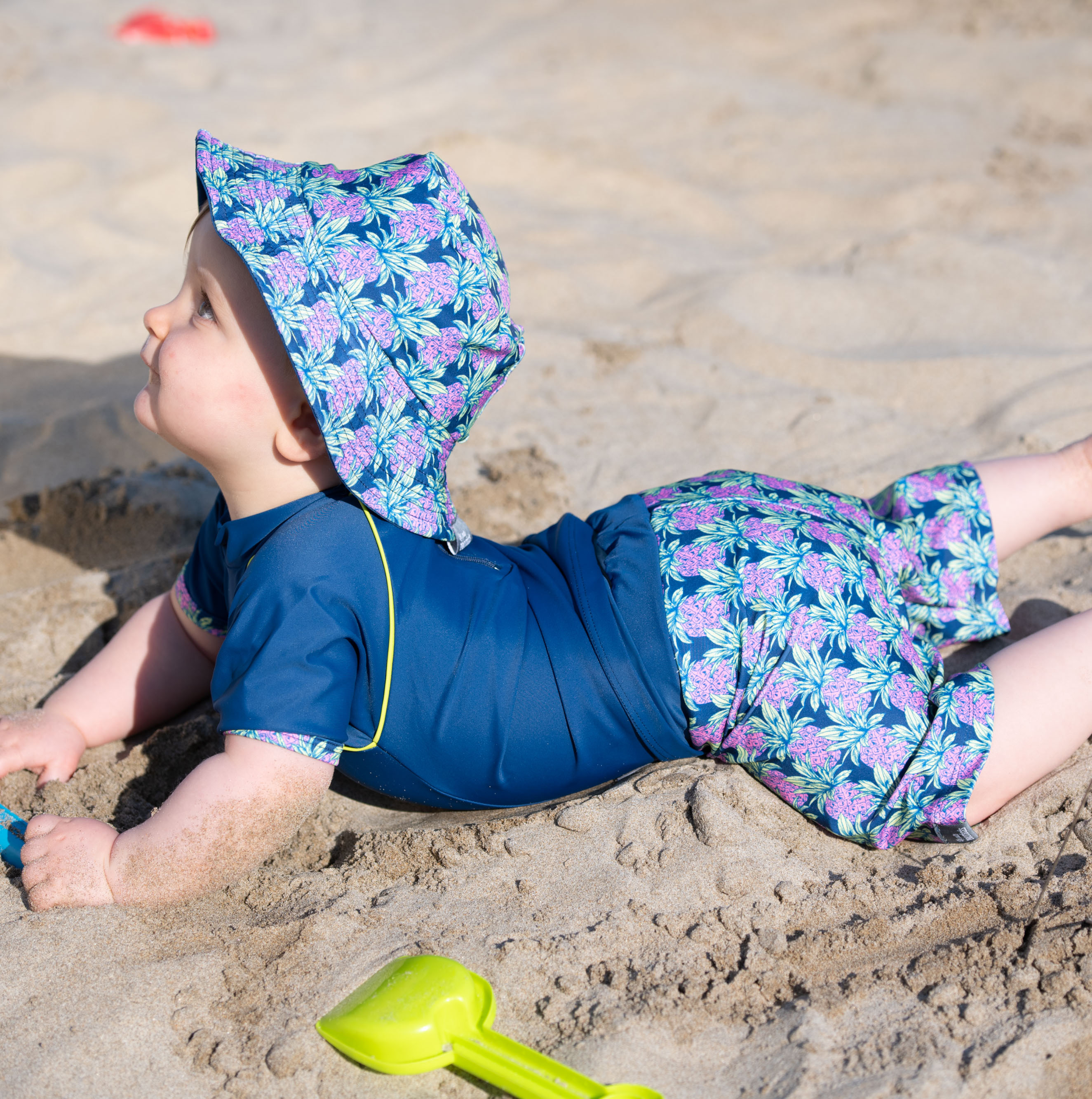 b&eacute;b&eacute;-prot&eacute;g&eacute;-du-soleil-avec-son-chapeau